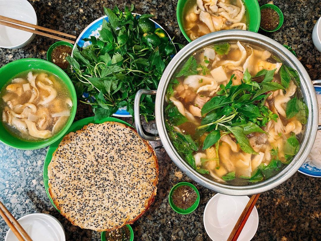 Lẩu gà lá é Tao Ngộ